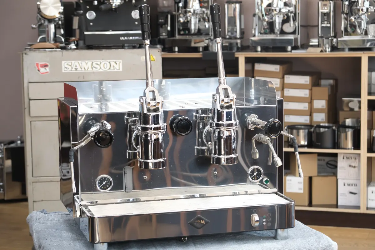 Zweigruppige Hebel-Siebträgermaschine aus Edelstahl im Laden von Stockmann Espresso