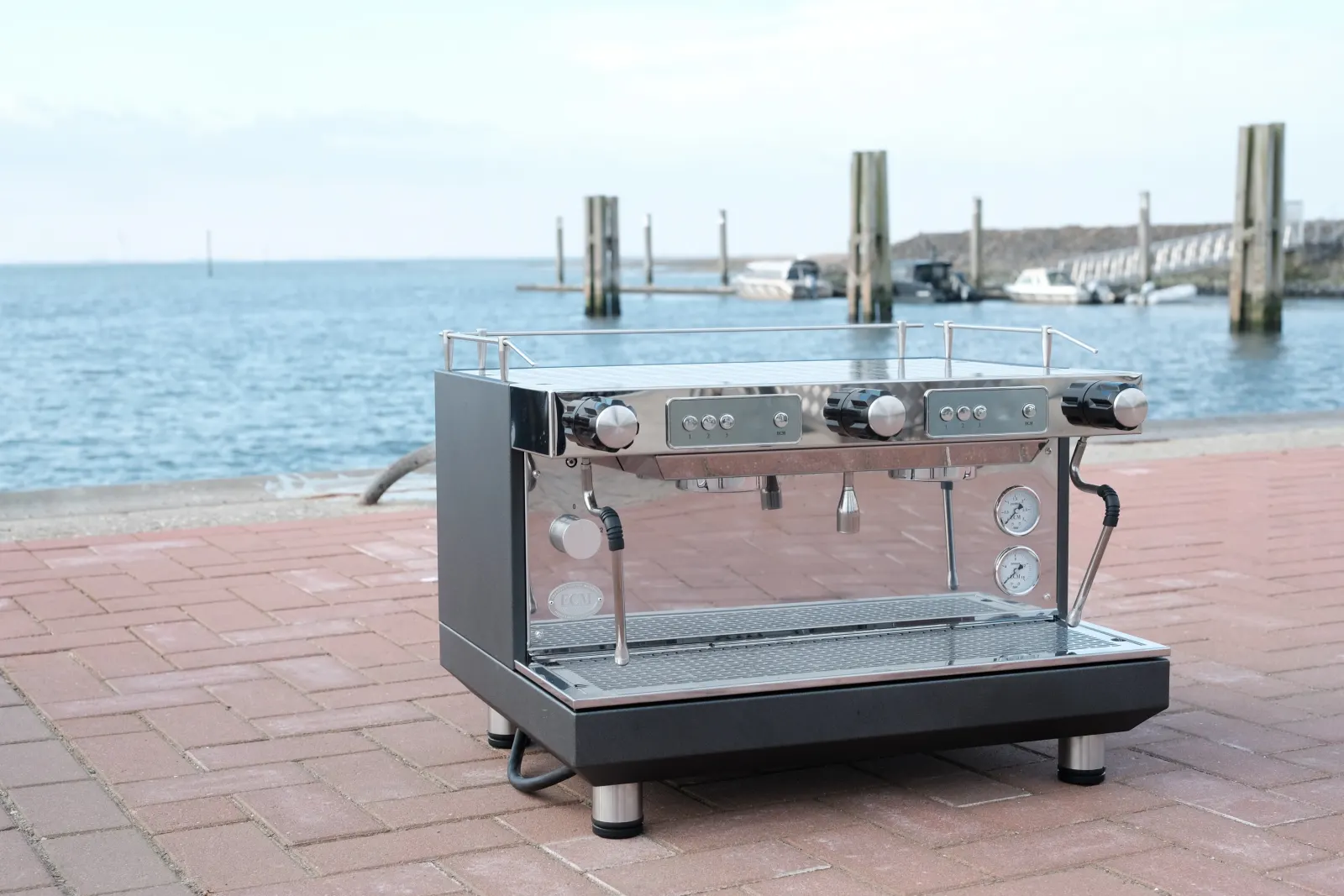 Zweigruppige Gastro-Siebträgermaschine im Freien am Hafen