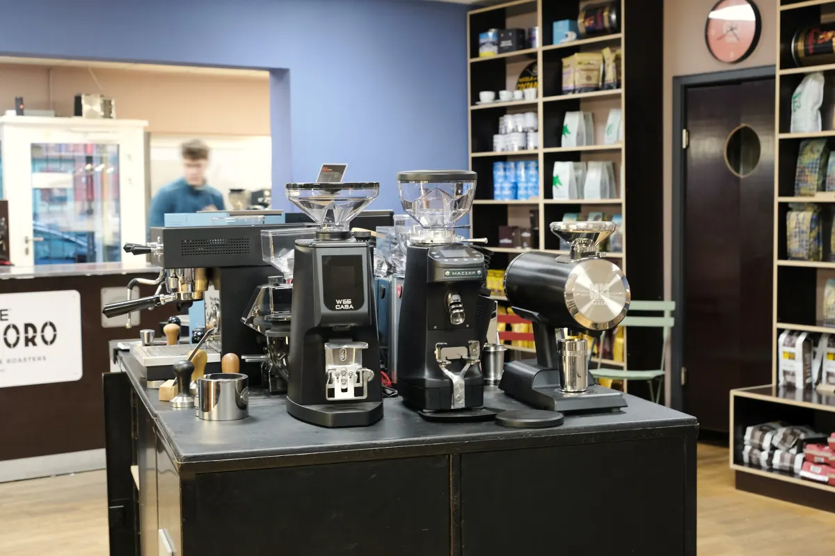 Espressomühlen von Eureka, Mazzer und Mahlkönig auf einem Tresen im Laden