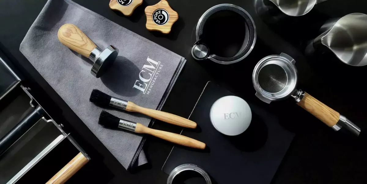 Barista-Zubehör: Tamper, Pinsel, Milchkännchen und Siebträger