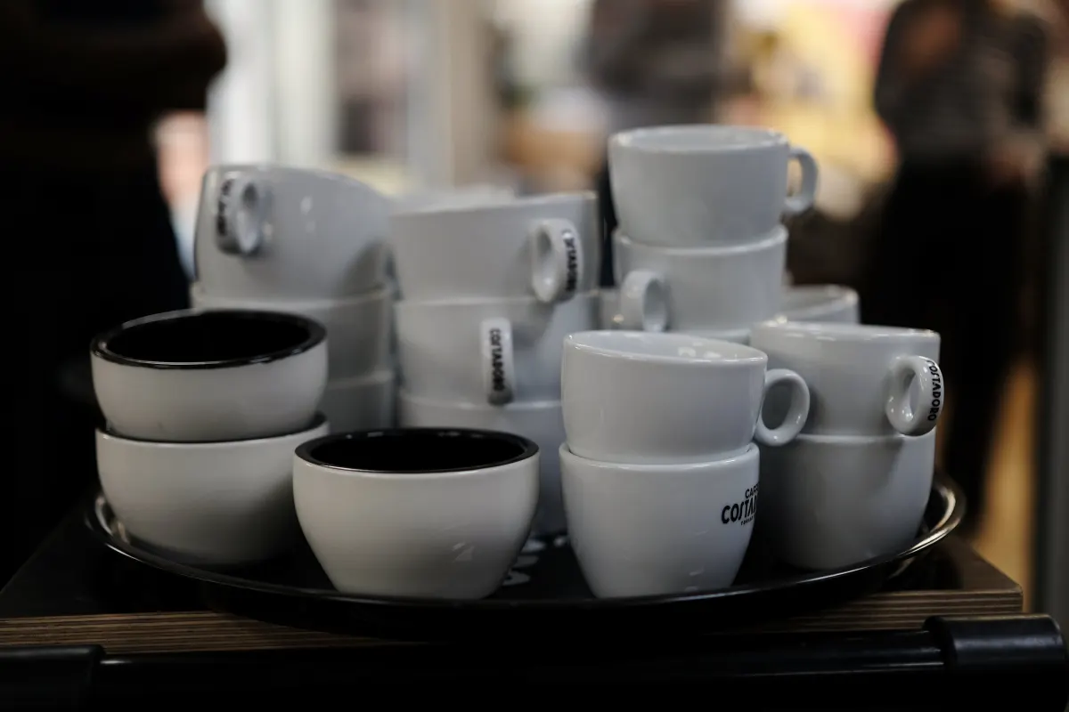 Gestapelte Cappuccino- und Espressotassen von Costadoro