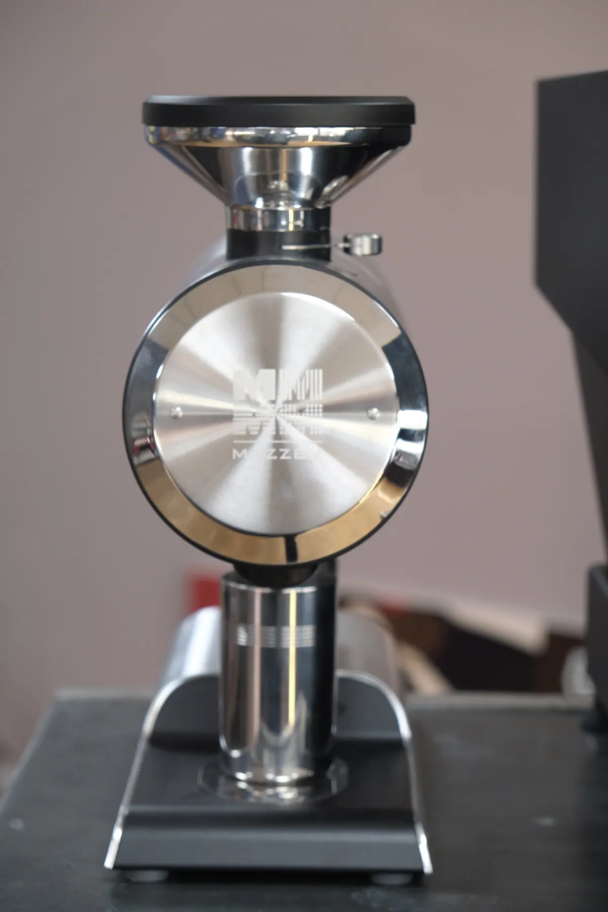 Espressomühle mit großem Mahlwerk aus Edelstahl, seitlich fotografiert