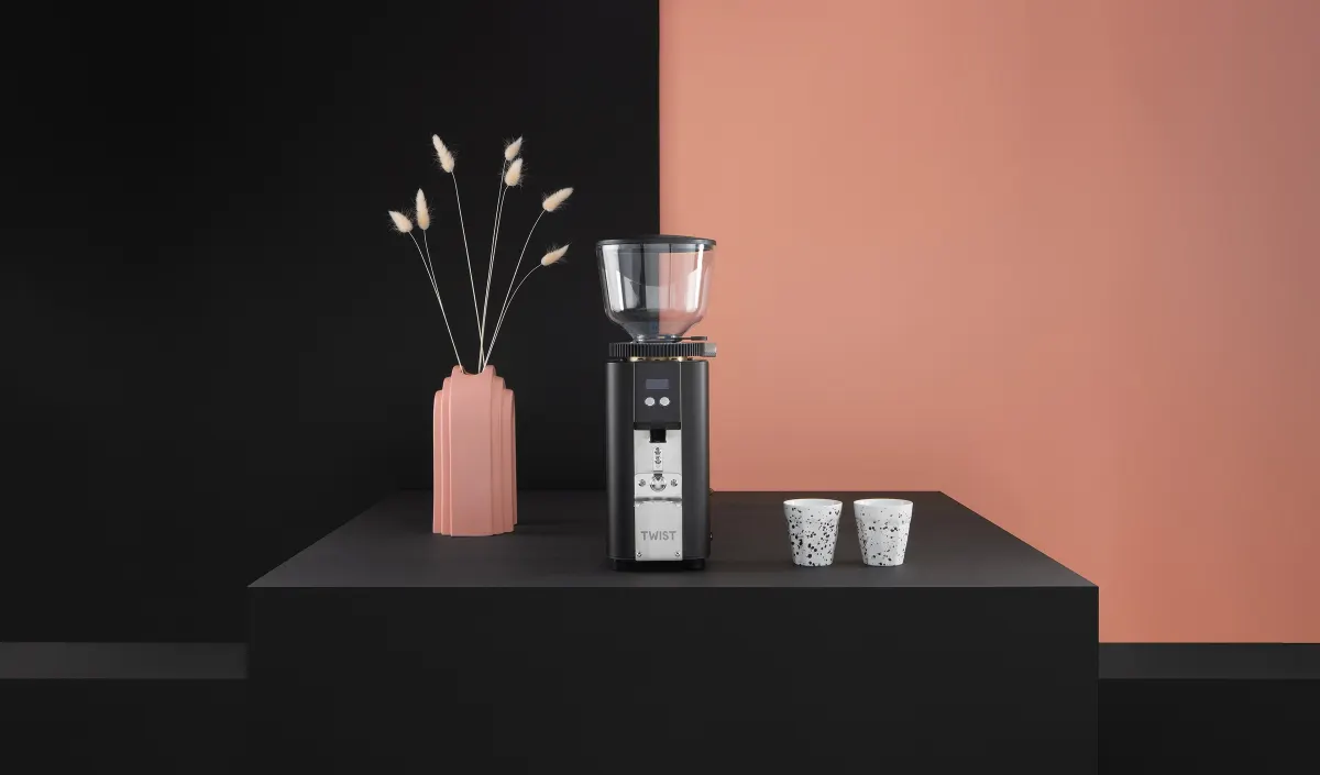 Profitec-Espressomühle vor rosa Hintergrund
