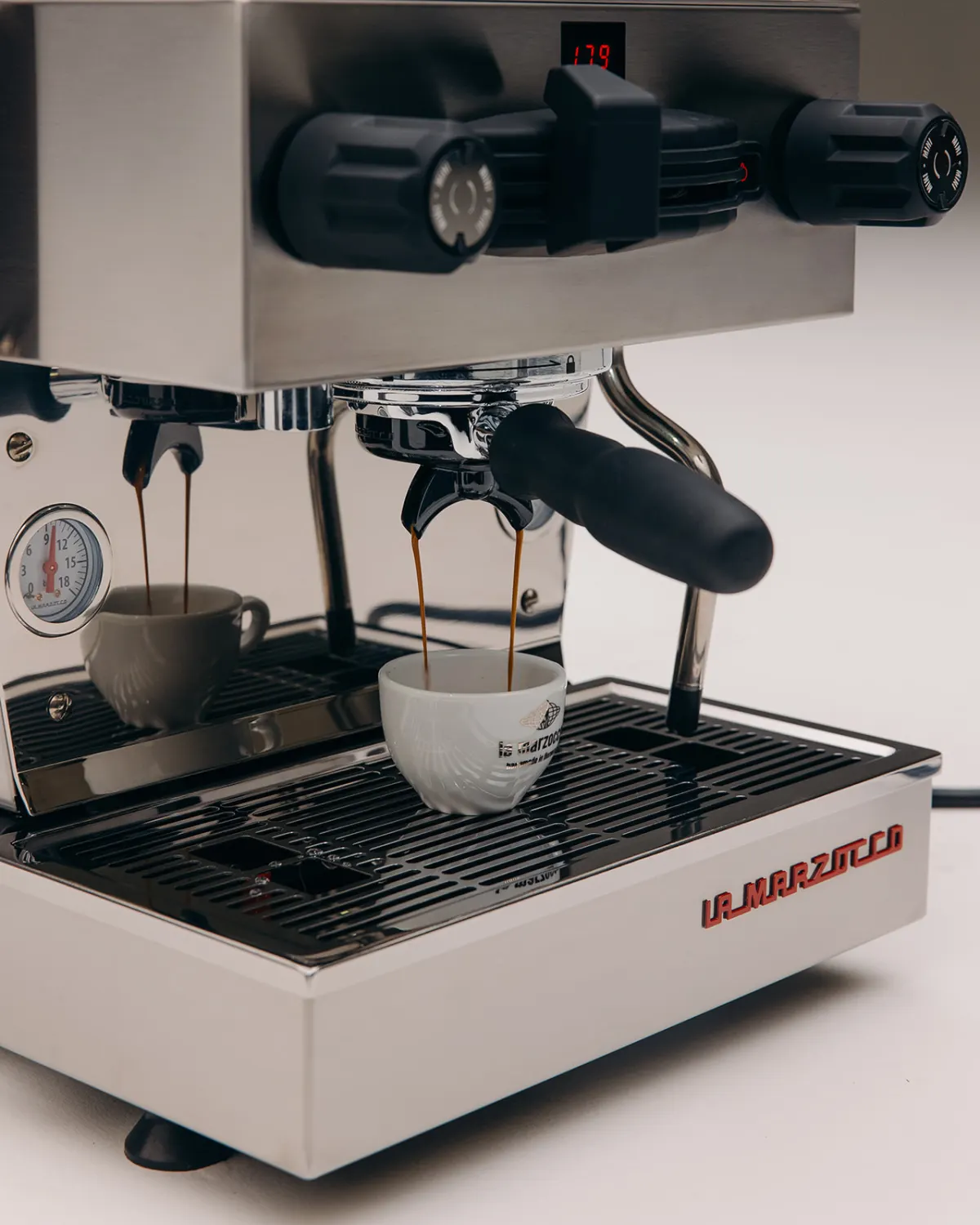Espresso läuft aus einer La Marzocco in zwei Tassen
