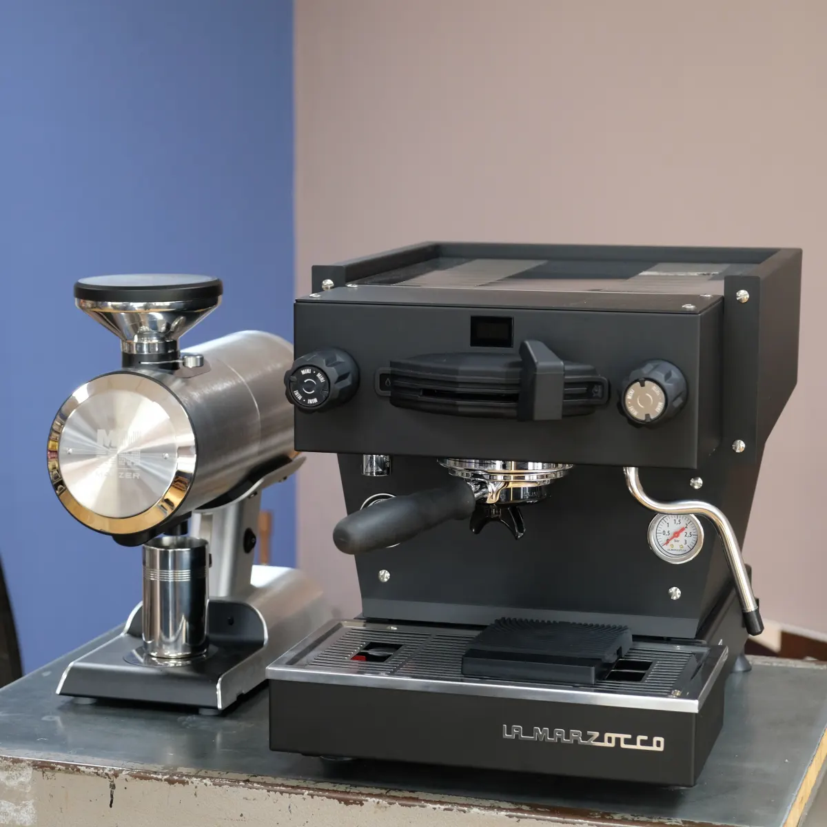La Marzocco Linea Mini R in Schwarz neben einer Espressomühle