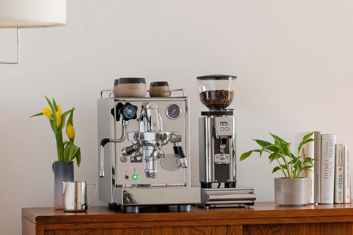 ECM Classika III mit Espressomühle in einer hellen Küche