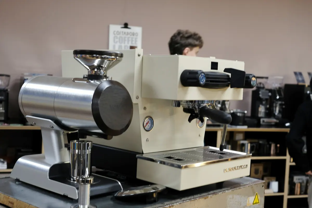 La Marzocco Linea Mini in Creme mit Espressomühle im Laden