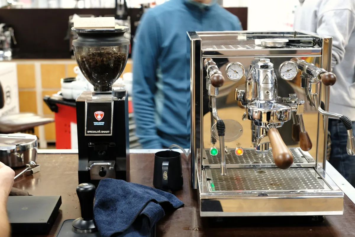 ECM Siebträgermaschine mit Espressomühle auf dem Tresen