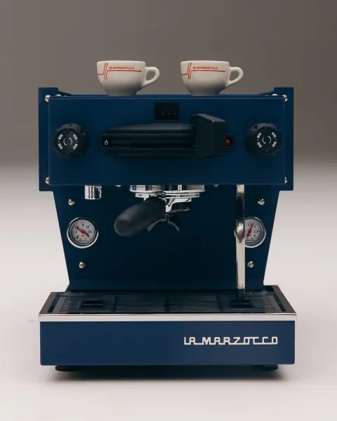 La Marzocco Linea Mini R in Blau mit zwei La-Marzocco-Tassen